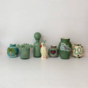Naive soliflore with green bird motif